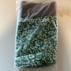 Tommy John Second Skin boxer briefs. Size large with 6” inseam. Eden etched bud